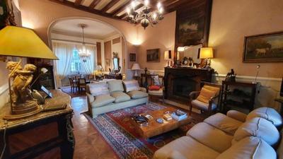 Maison - 270 m² - 10 pièces