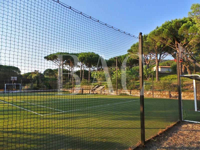 Propriété - 900 m² - 18 pièces