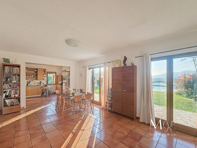 Maison - 180 m² - 8 pièces