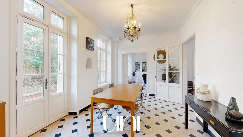 Maison - 218 m² - 8 pièces