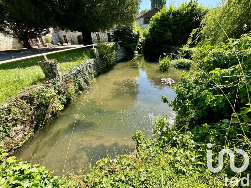 Maison - 1 600 m² - 15 pièces