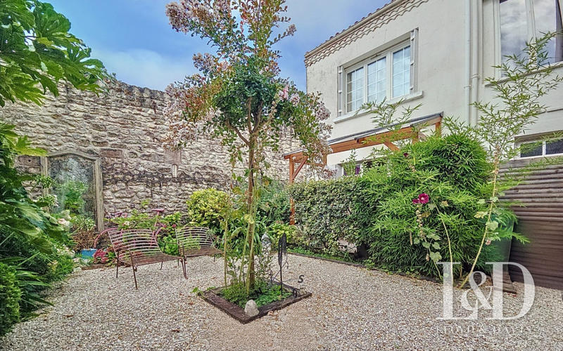 Maison - 230 m² - 8 pièces