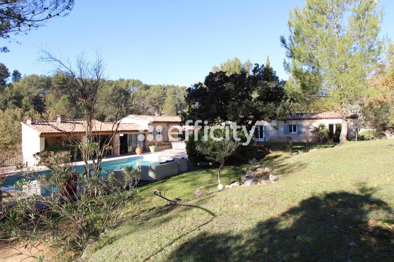 Maison - 238 m² - 8 pièces