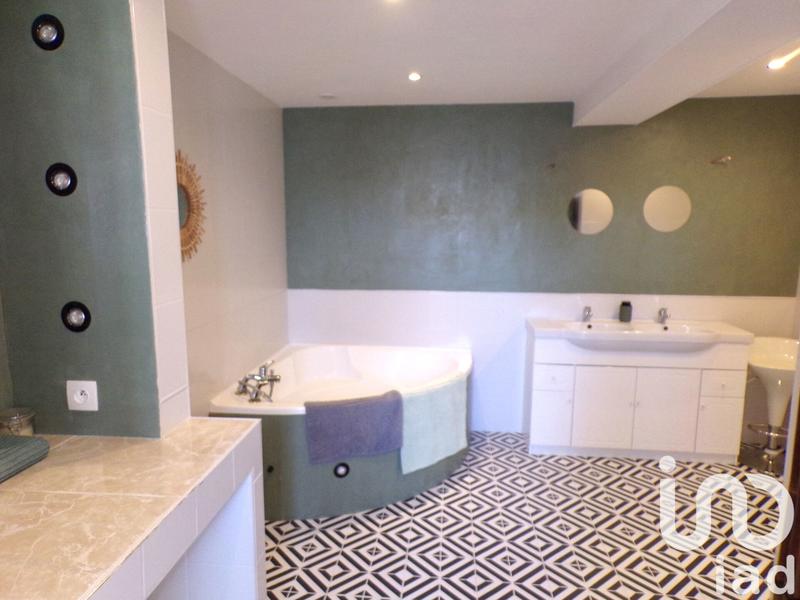 Maison - 220 m² - 6 pièces