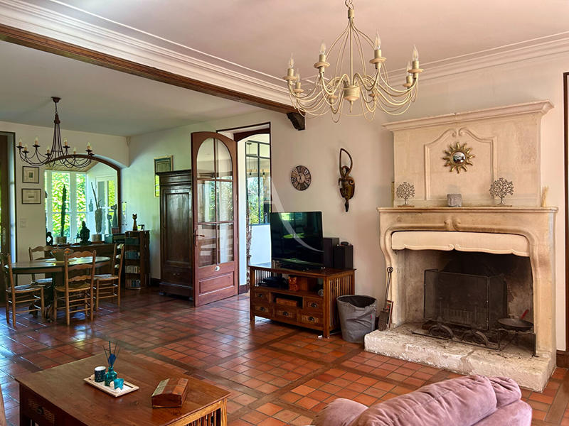 Maison - 312 m² - 9 pièces