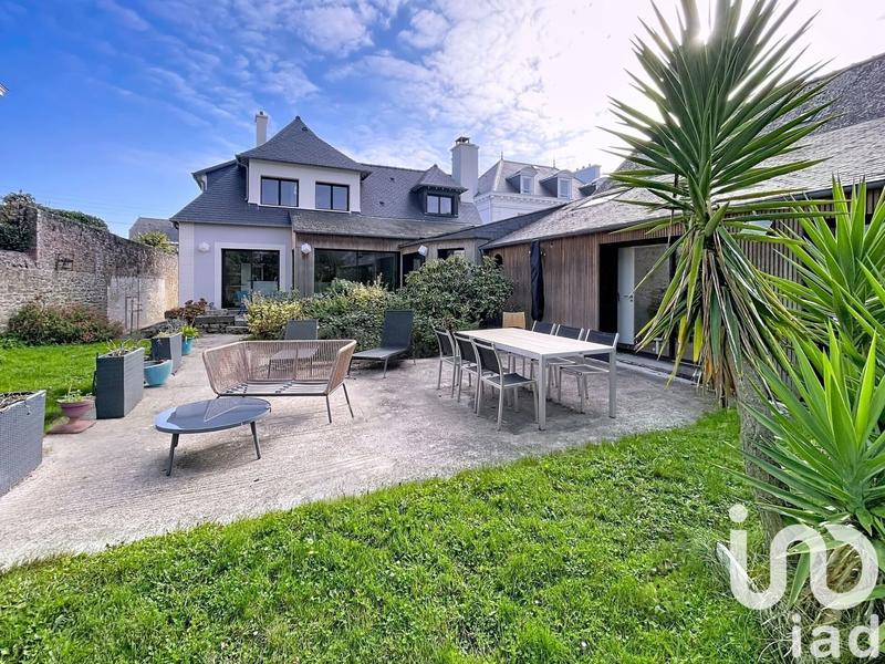 Maison - 260 m² - 8 pièces