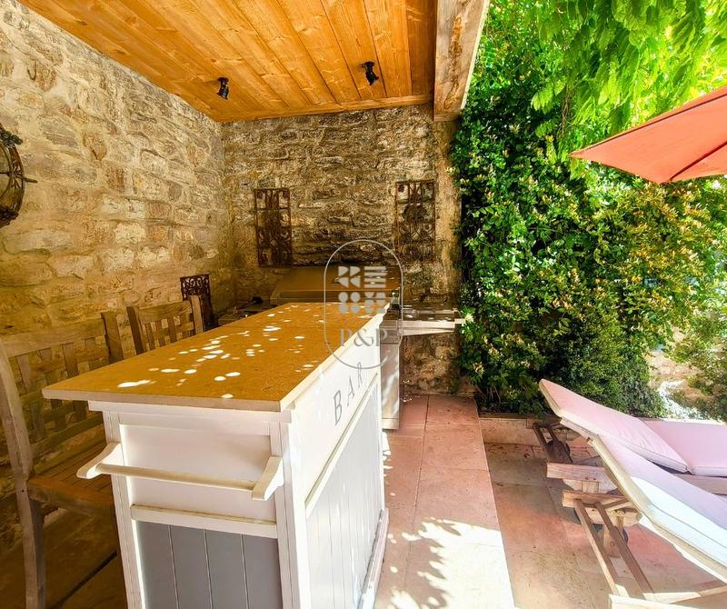 Mas - 431 m² - 10 pièces