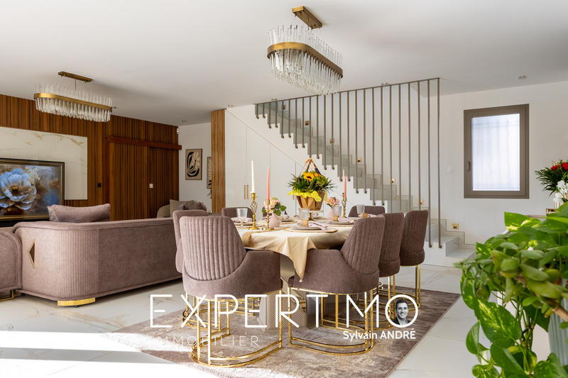 Maison - 230 m² - 9 pièces