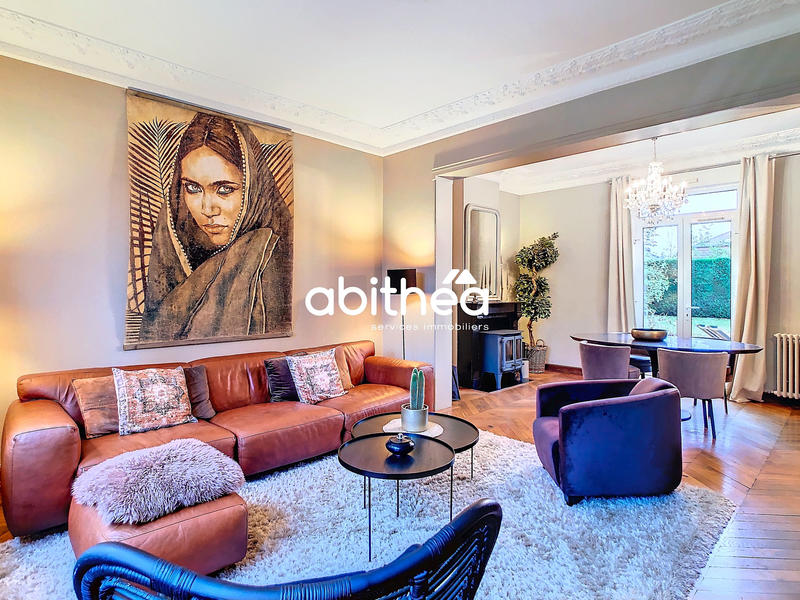 Maison - 330 m² - 11 pièces