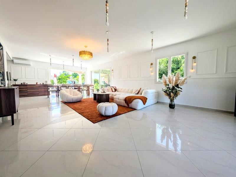 Maison - 355 m² - 8 pièces