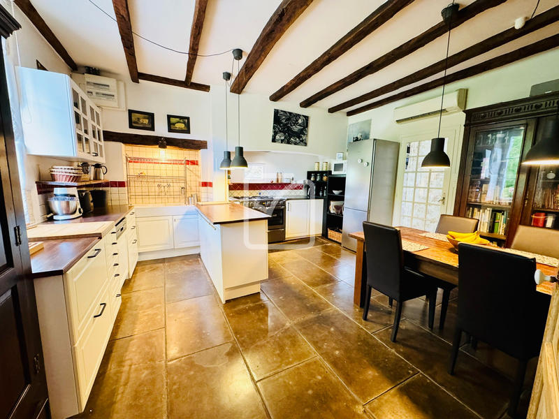 Propriété - 537 m² - 18 pièces