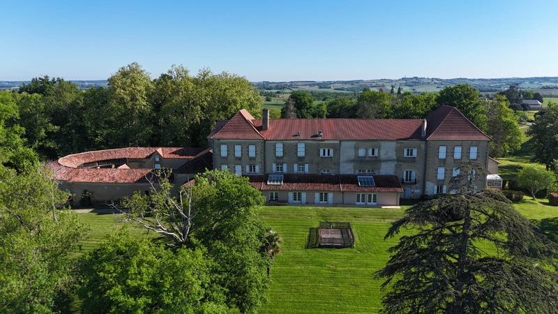 Château - 2 000 m² - 38 pièces
