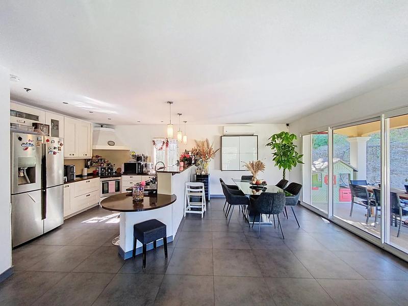 Maison - 265 m² - 7 pièces