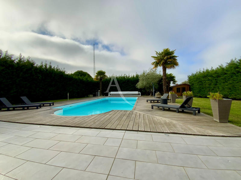 Maison - 274 m² - 9 pièces