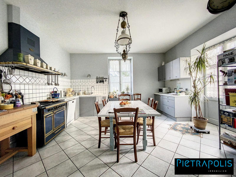 Maison - 270 m² - 8 pièces