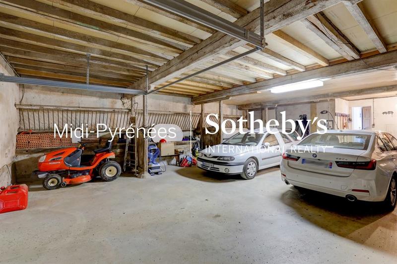 Maison - 440 m² - 12 pièces