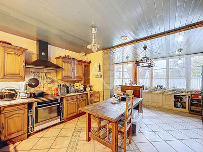 Maison - 270 m² - 10 pièces