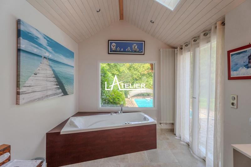 Maison - 230 m² - 11 pièces