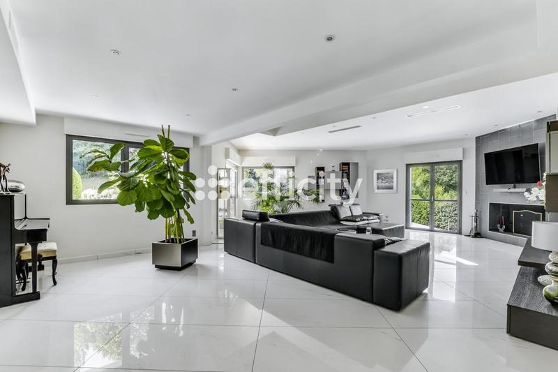 Maison - 393 m² - 10 pièces