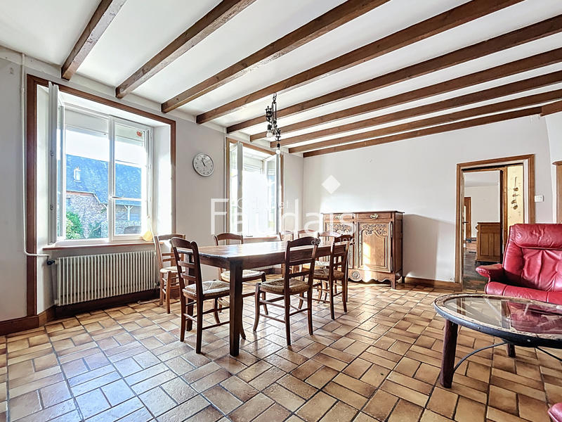 Maison - 212 m² - 8 pièces