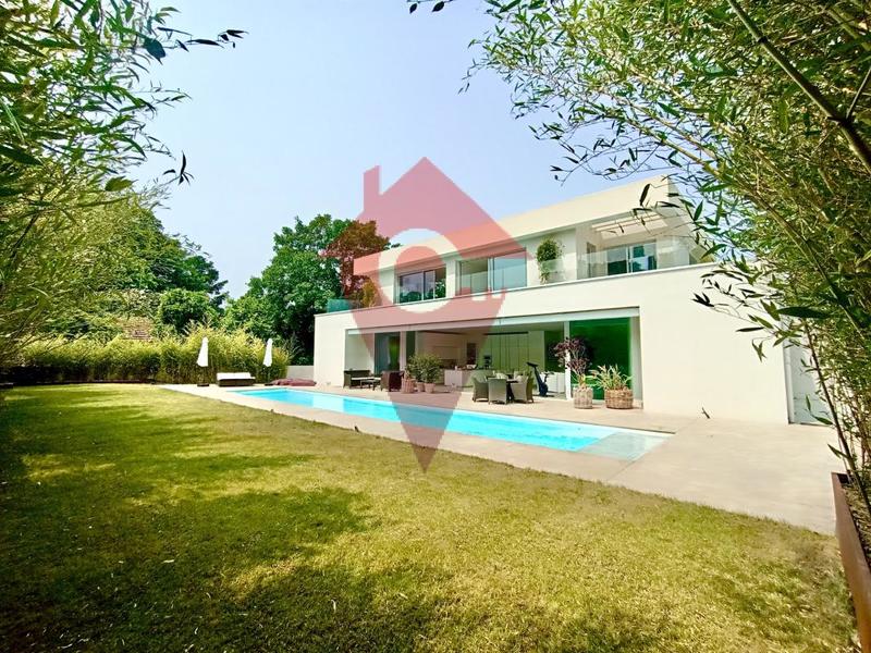 Maison - 285 m² - 8 pièces