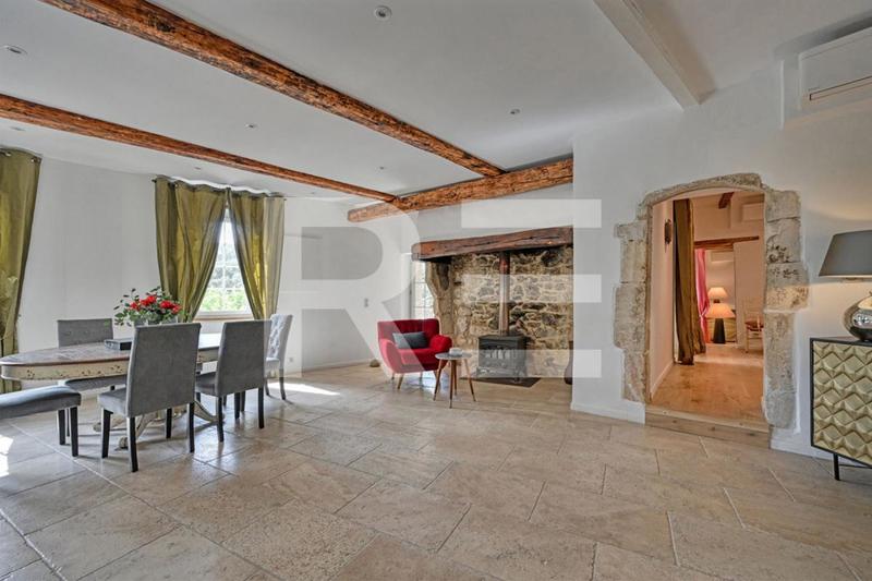 Maison - 245 m² - 9 pièces