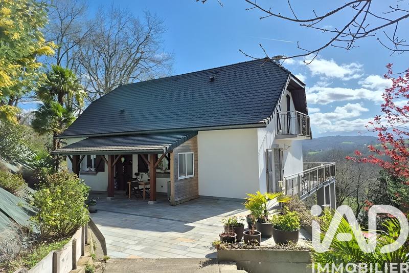 Maison - 235 m² - 9 pièces