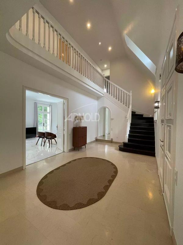 Maison - 243 m² - 8 pièces