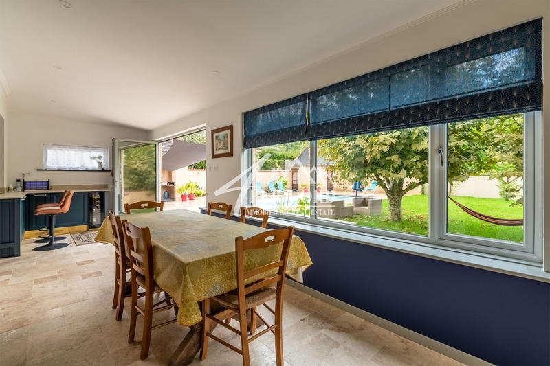 Maison traditionnelle - 227 m² - 10 pièces