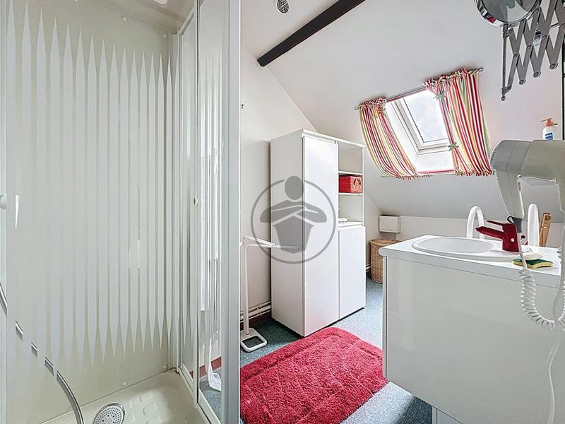 Maison - 280 m² - 9 pièces