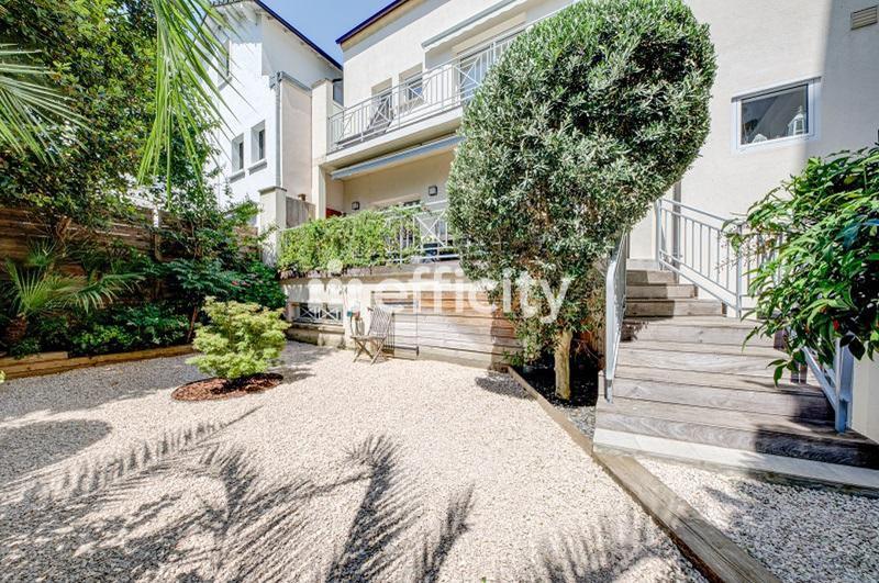 Maison - 200 m² - 9 pièces