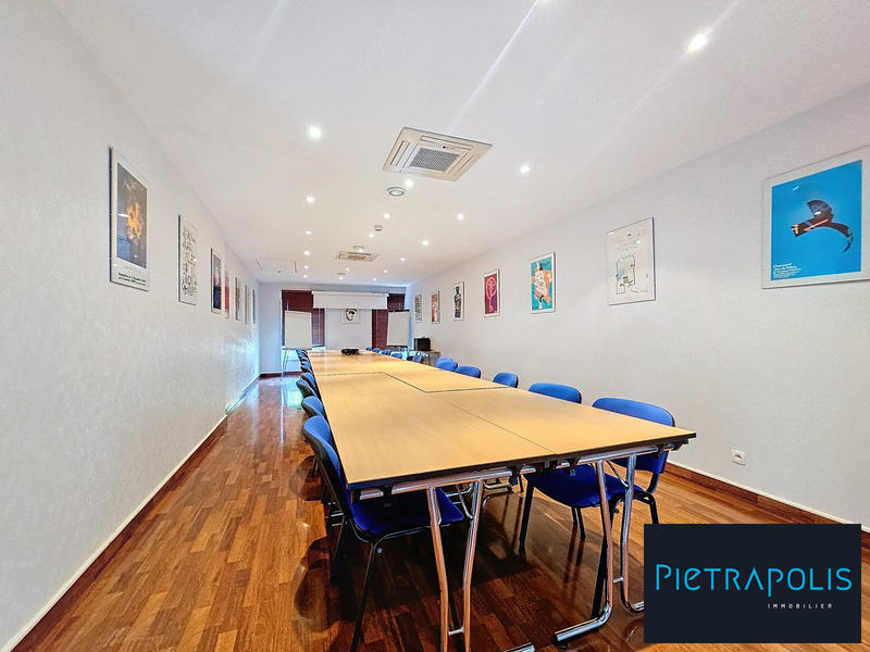 Fonds de commerce - 2 000 m²