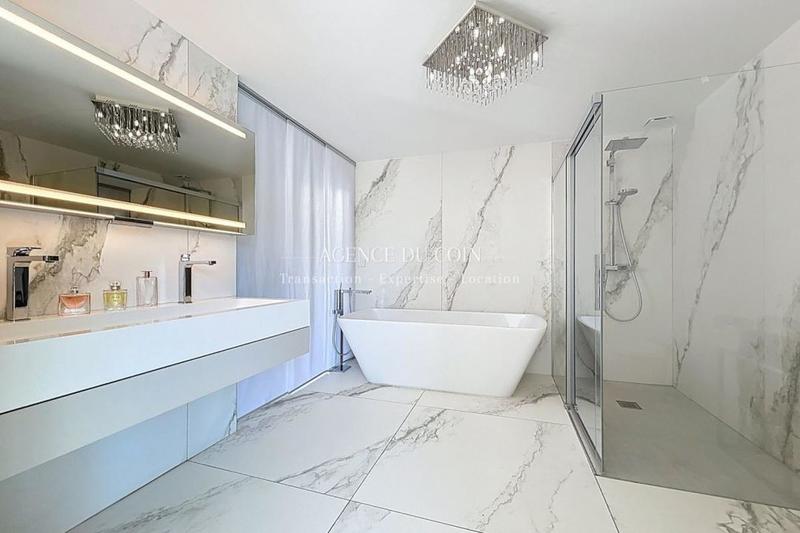 Maison traditionnelle - 280 m² - 6 pièces