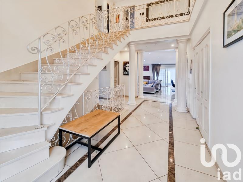 Maison - 230 m² - 9 pièces