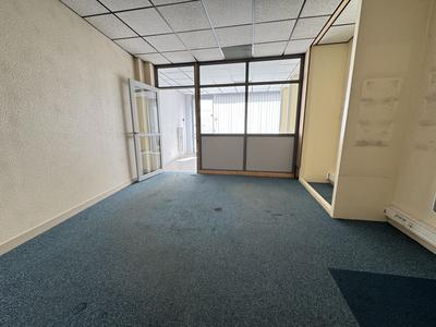 Local d'activités - 131 m² - 5 pièces