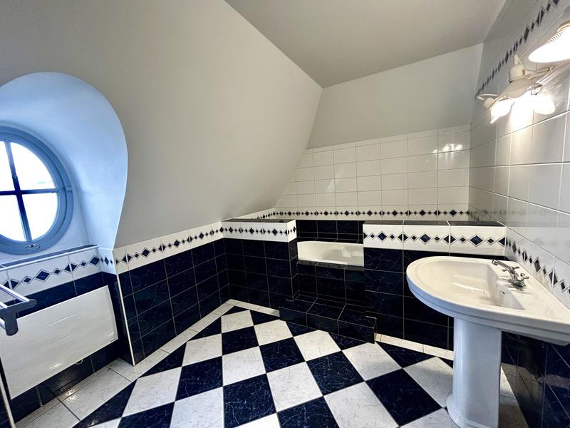 Maison traditionnelle - 199 m² - 9 pièces