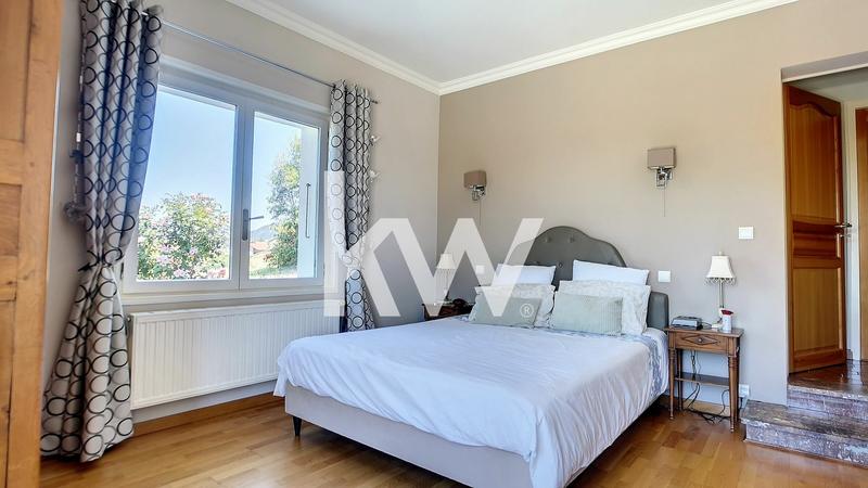 Maison - 225 m² - 6 pièces