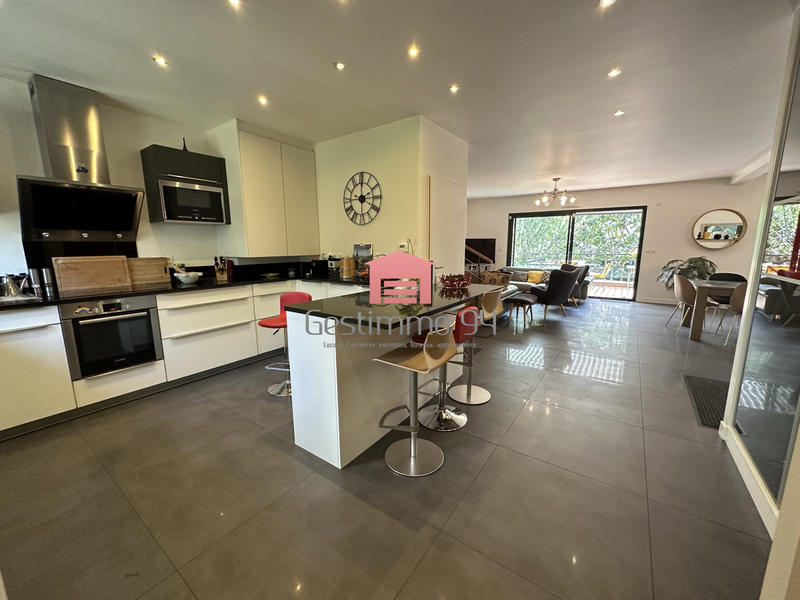 Maison contemporaine - 237 m² - 8 pièces