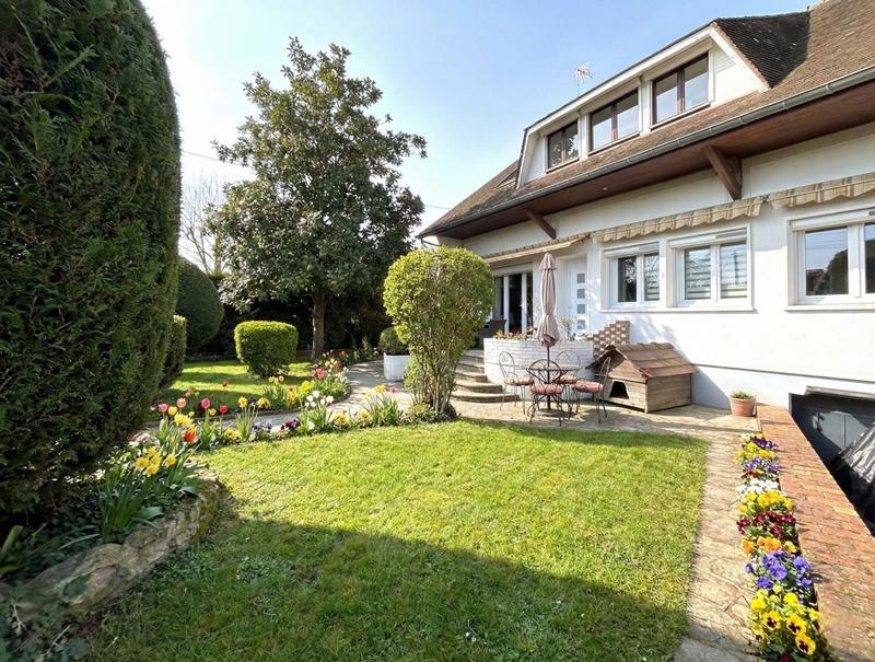 Maison - 180 m² - 9 pièces