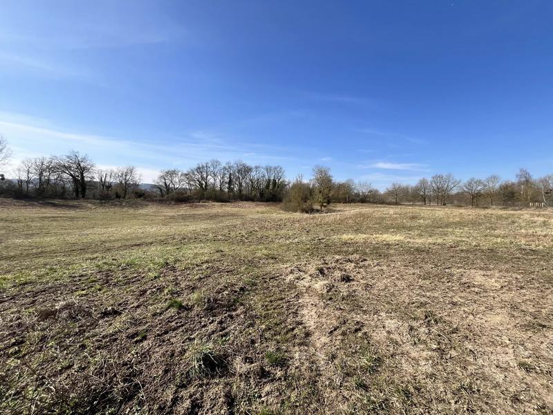 Terrain - 49 300 m²