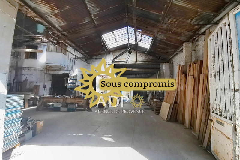 Local commercial - 921 m²