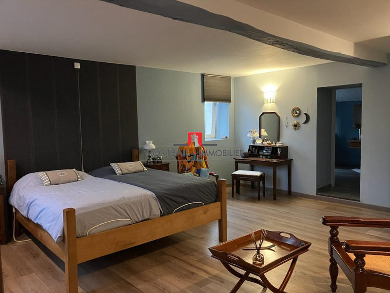 Maison - 220 m² - 6 pièces