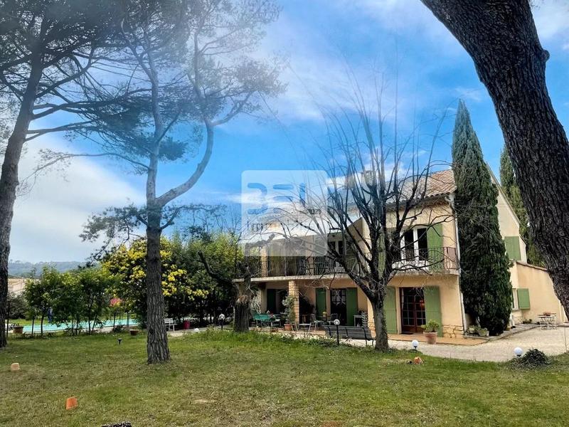 Maison - 250 m² - 9 pièces