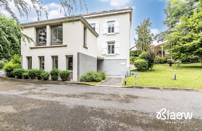 Maison - 345 m² - 18 pièces