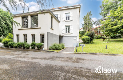 Maison - 345 m² - 18 pièces