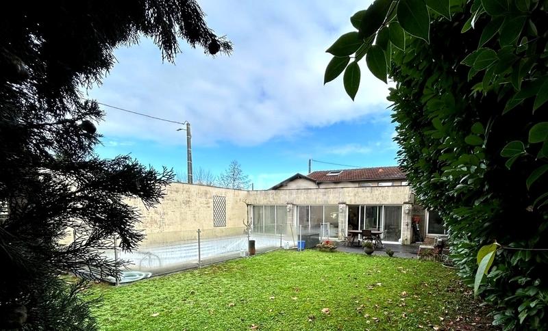 Maison - 230 m² - 7 pièces