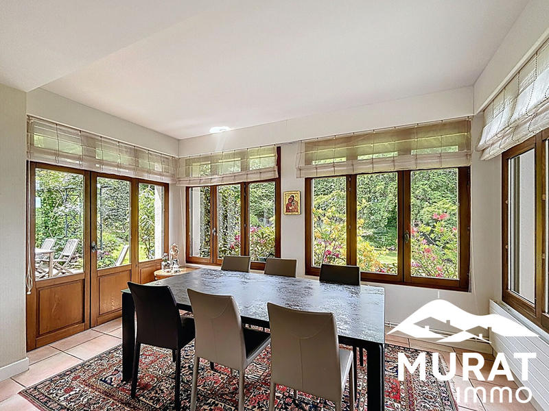 Maison - 242 m² - 9 pièces