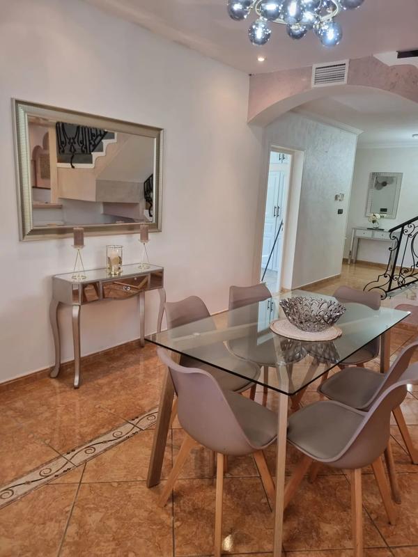 Maison - 270 m² - 9 pièces