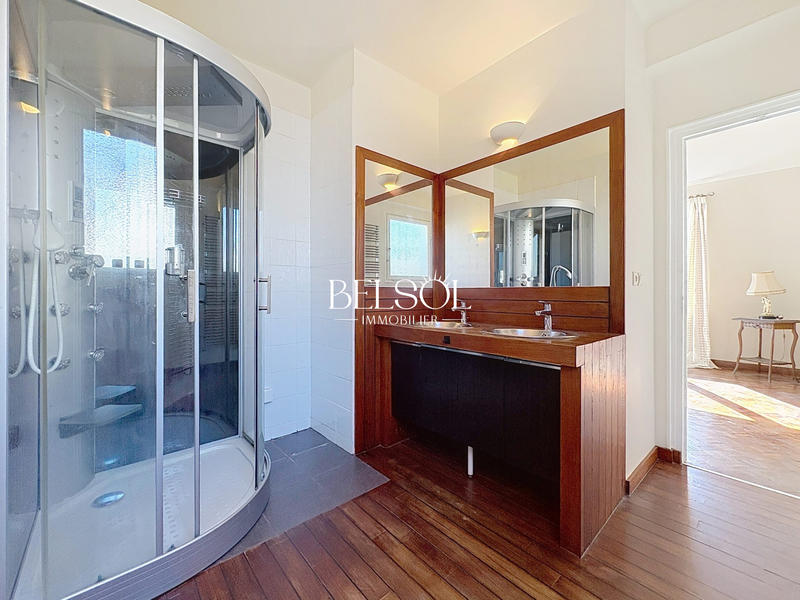 Villa - 220 m² - 5 pièces