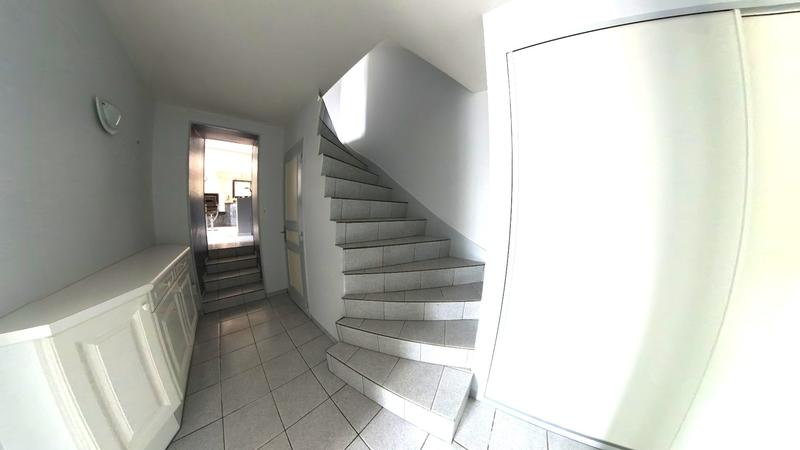 Maison - 275 m² - 9 pièces